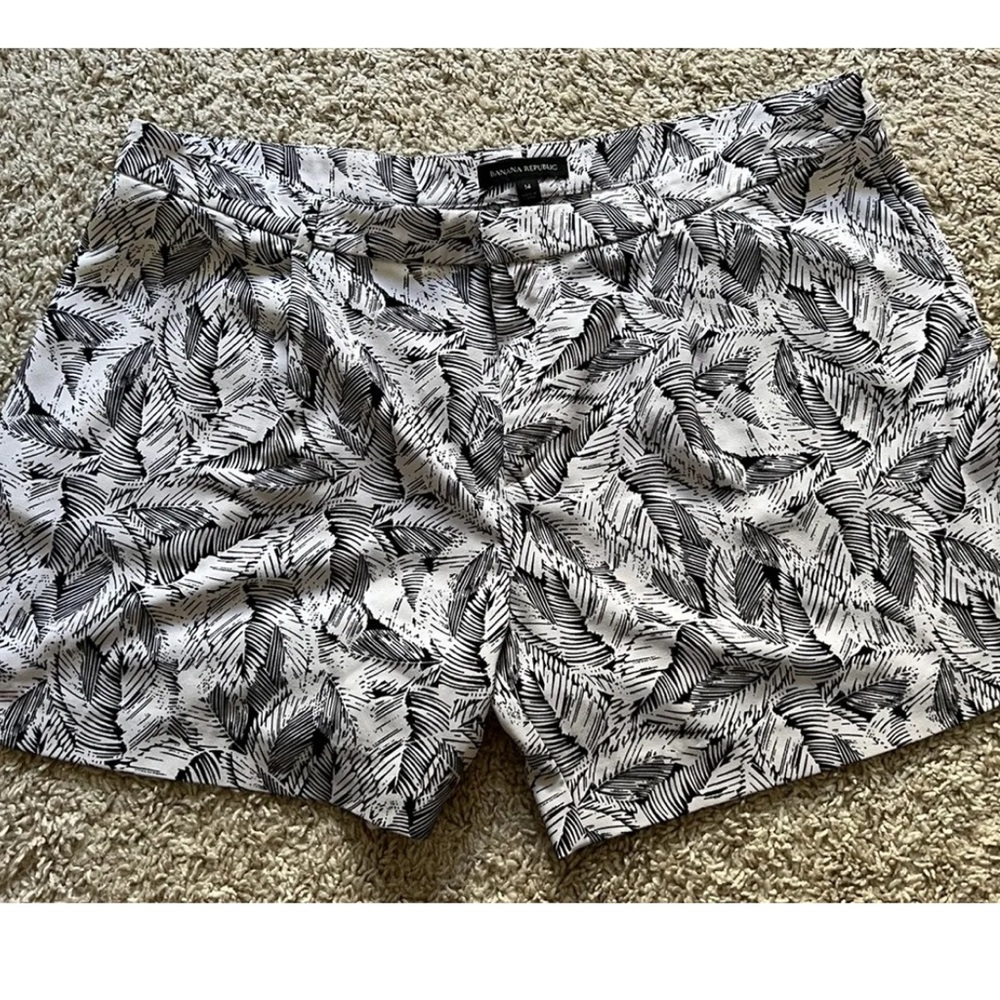 Banana Republic Women’s Black and White Tropical Print Shorts. Size 14